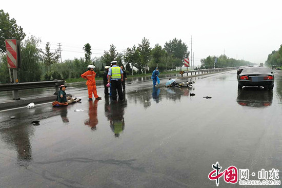 博興交警雨中救助事故傷員獲群眾點讚 