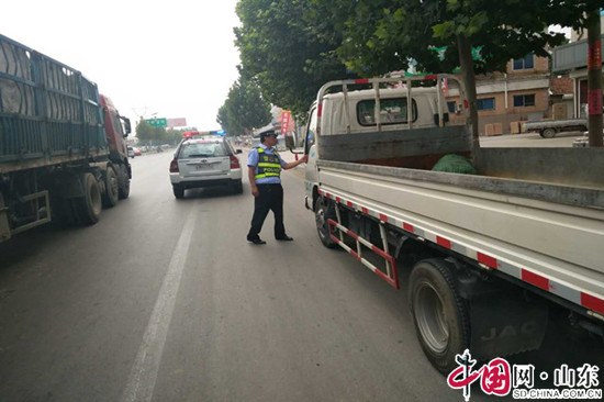 滨州：博兴交警“地毯式”整治违法停车（组图）