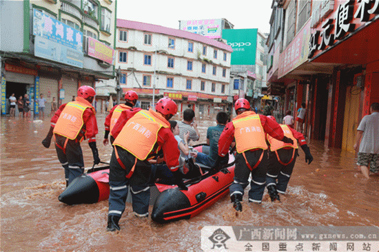 南宁良庆区南晓镇突发洪水被淹 最深水位接近3米