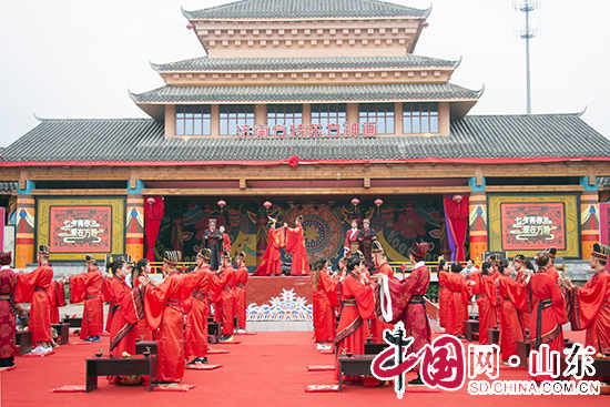 濟南方特舉行漢式集體婚禮 百位新人穿漢服相約七夕(組圖)