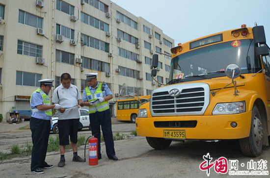 阳信交警严查校车确保开学季学生安全（图）