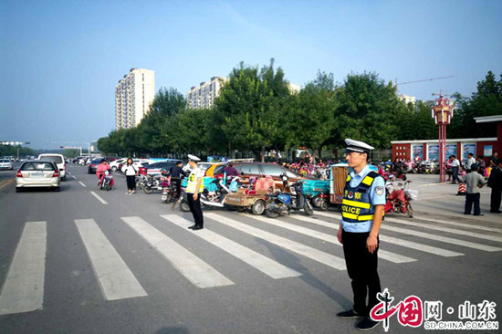 博兴交警护航开学高峰  站好新学期第一次护学岗（组图）