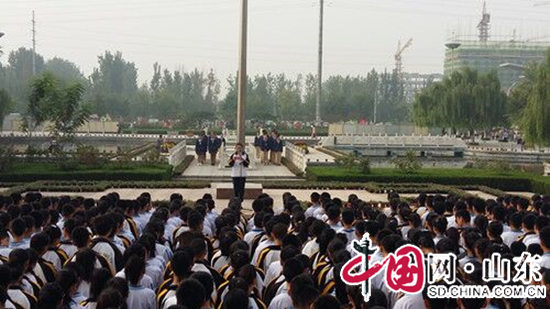 滨州市开发区一中初中部举行新学年首个升旗仪式（图）