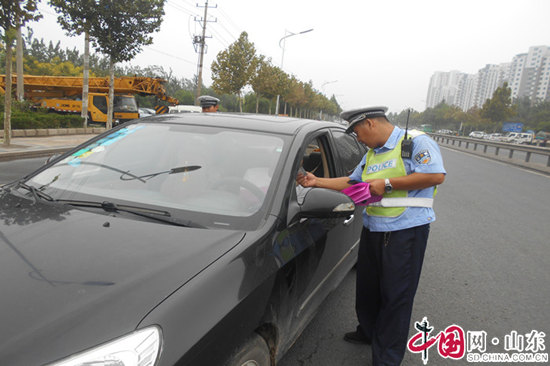 博兴交警向群众发放交通安全宣传材料 倡导文明交通 （组图）