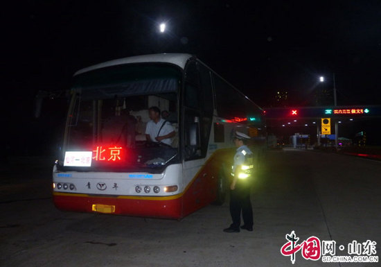 滨州高速交警支队开展客运车辆违法行为夜查集中行动（图）