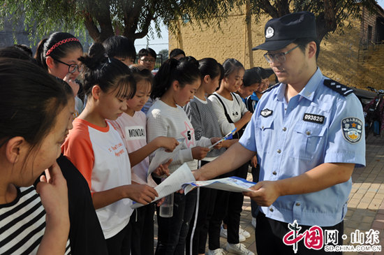 阳信：校园设置禁毒宣传栏 小手拉大手共筑禁毒防线