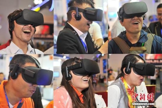 资料图片：VR(虚拟现实)技术以假乱真的感官体验让体验者忘记身处虚拟中。