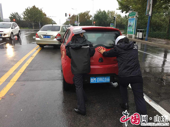 濱州：交警雨中幫推車 有愛也有正能量（圖）