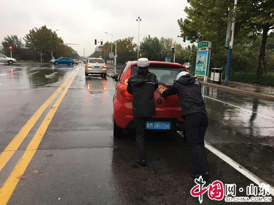 濱州：交警雨中幫推車 有愛也有正能量（圖）