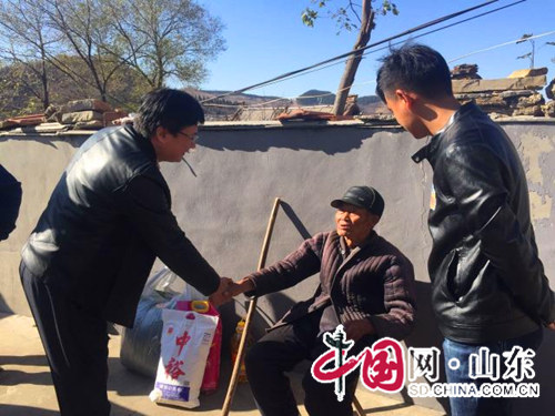淄博市水文局派驻第一书记走进上虎村关爱贫困老人