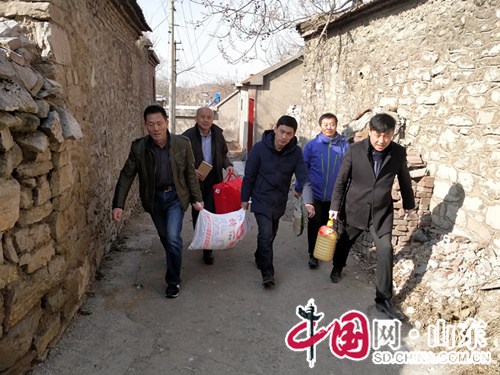 淄博淄川区机关干部给455户特困农民拜年