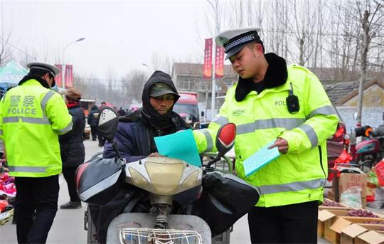 寒冷冬季 宝宝的敬礼让警察蜀黍心生暖意