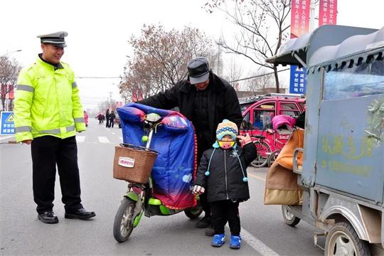 寒冷冬季 宝宝的敬礼让警察蜀黍心生暖意