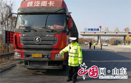 濟寧高速支隊汶上大隊強化道路安全管理嚴查車輛重點違法