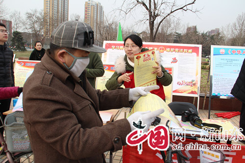 淄博市集中开展第八个依法行政宣传日活动