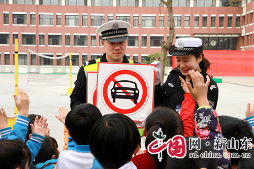 淄博：交警蜀黍进校园 交通安全传递心间