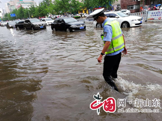 淄博公安交警：强降雨天气全力保道路安全畅通