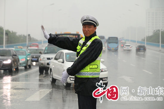 淄博公安交警雨中坚守全力维护道路安全畅通