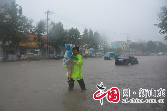 淄博公安交警雨中坚守全力维护道路安全畅通