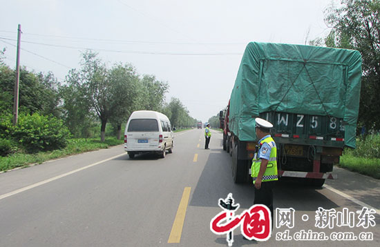 滨州市阳信县交警加大货车违法行为整治力度净化辖区交通环境