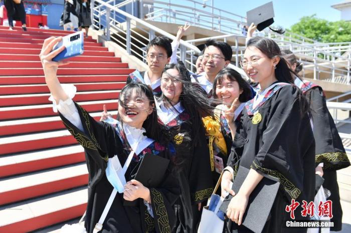 2021的青年節，北京大學在邱德拔體育館為2020屆畢業生補辦學位授予儀式。<a target=