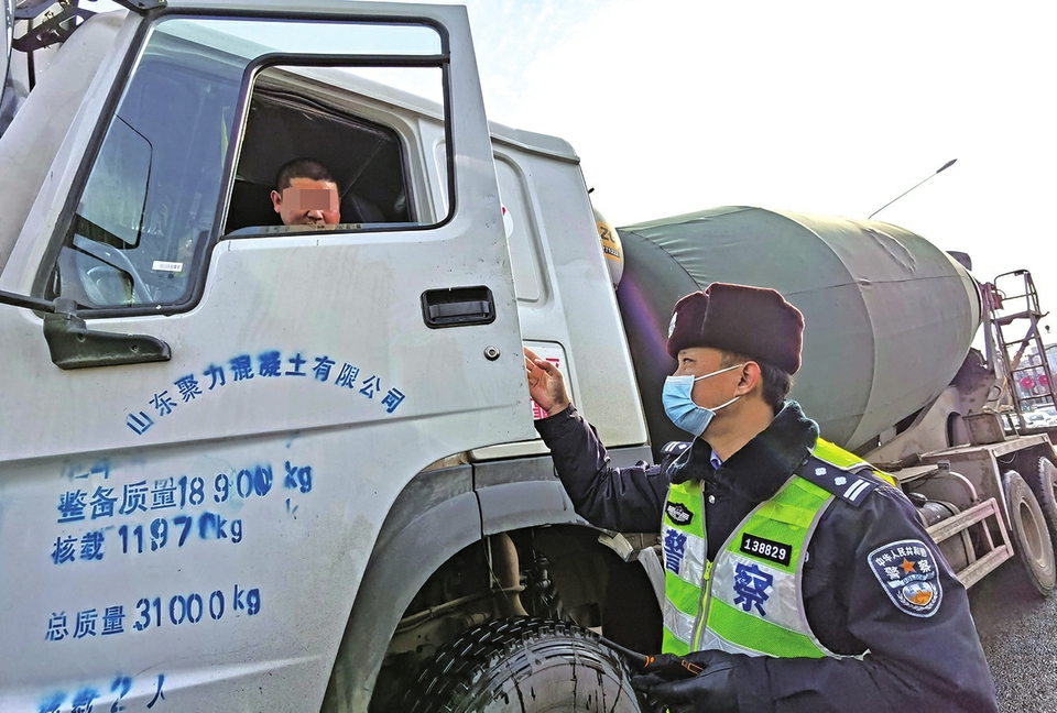 济南：大货车“右转必停”开出首张罚单