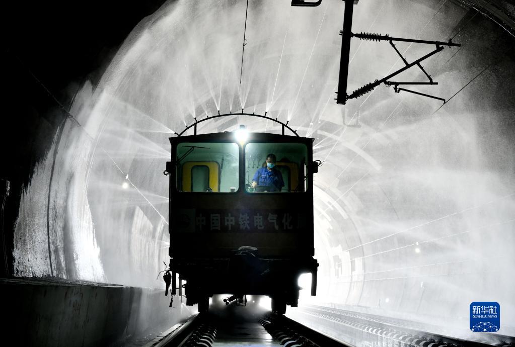 濟萊高鐵上駛來了隧道清洗車