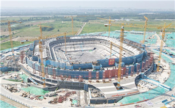 山东首个6万座足球场主体结构封顶