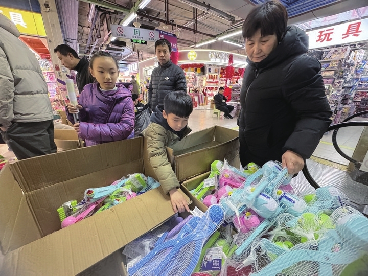 济南：雪经济火热雪球夹一天卖出三千多个