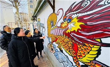 山东潍坊：彩绘年画墙 “画”出浓浓年味