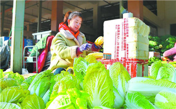 山東菏澤：農貿市場辦“年貨”
