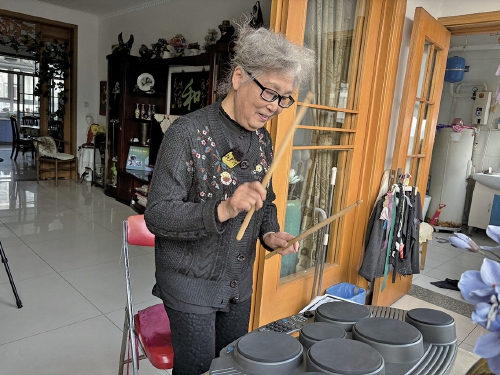 济南“90后”奶奶自学架子鼓 “潮酷”节奏从70岁开始