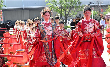 青島舉行文明實踐集體婚禮
